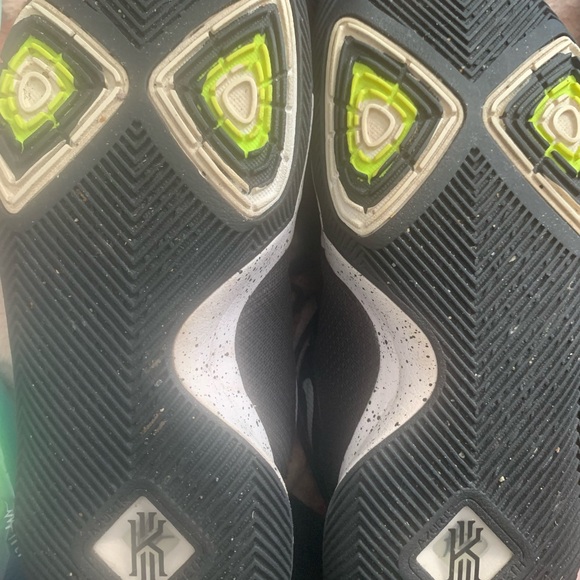 Kyrie 3 'Tuxedo’ - Picture 4 of 4